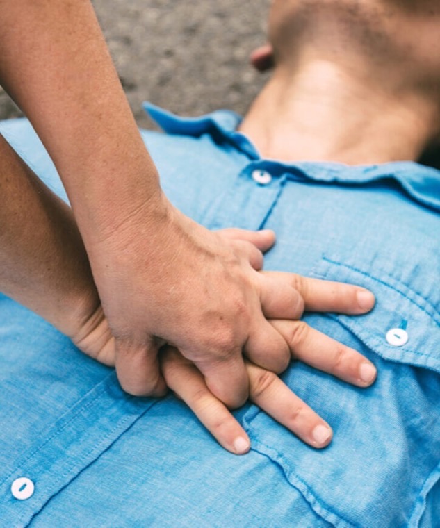 Massage cardiaque : compressions thoraciques lors d'une réanimation